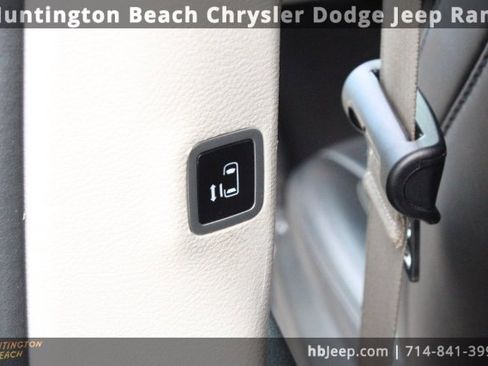 Used 2023 Chrysler Pacifica Touring-L image 36