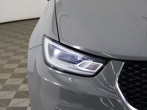 Used 2023 Chrysler Pacifica Touring-L image 14