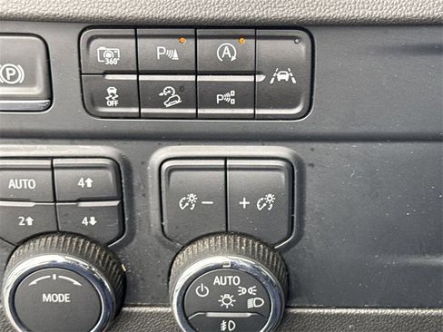 Used 2025 Chevrolet Suburban Z71 image 16