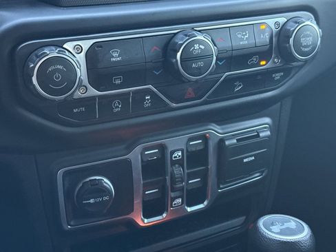 Used 2020 Jeep Wrangler Unlimited Sahara image 22