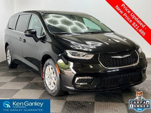 Used 2024 Chrysler Pacifica Touring-L FWD image 1
