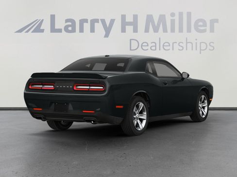 Used 2019 Dodge Challenger SXT image 3