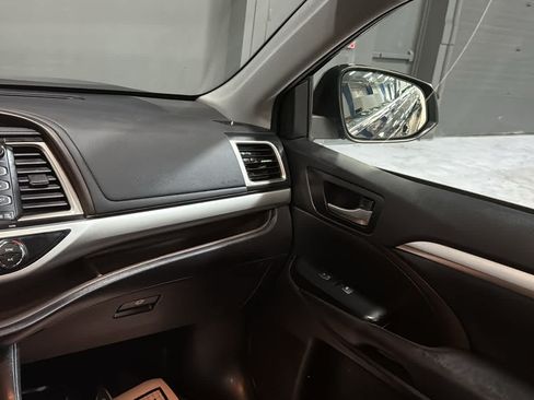 Used 2019 Toyota Highlander XLE AWD/4WD image 27