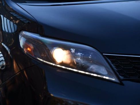 Used 2020 Toyota Sienna SE image 11