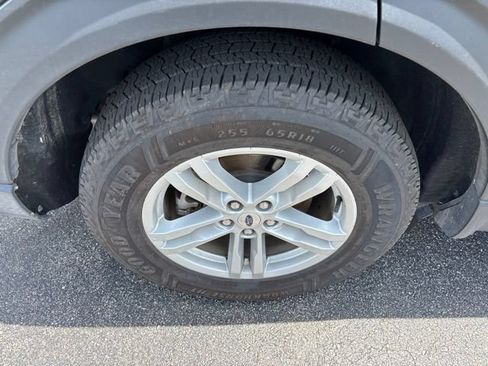 Used 2023 Ford Explorer XLT AWD/4WD image 12