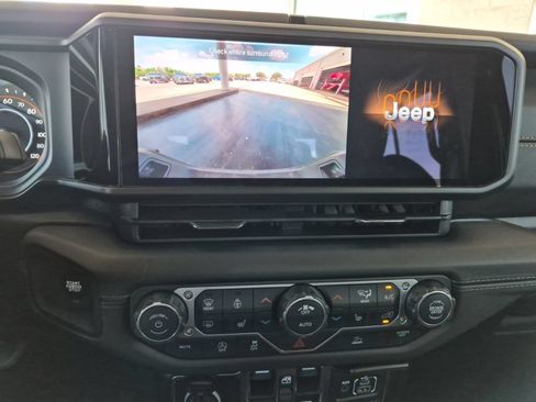 Used 2025 Jeep Gladiator Sport AWD/4WD image 16