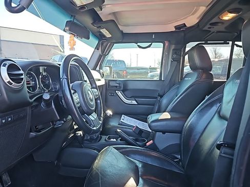 Used 2016 Jeep Wrangler Unlimited Rubicon w/ Connectivity Group image 15