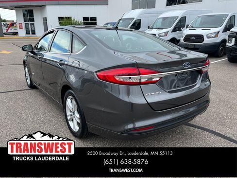 Used 2018 Ford Fusion SE image 3