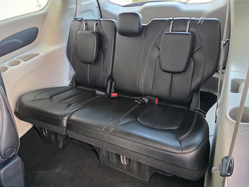 Used 2023 Chrysler Pacifica Touring-L FWD image 13