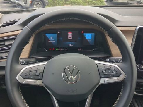 Used 2025 Volkswagen Atlas SE AWD/4WD image 33