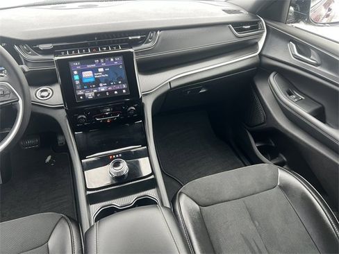 Used 2024 Jeep Grand Cherokee Altitude image 32