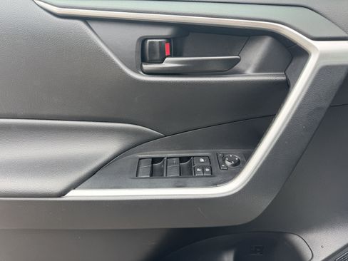 Used 2021 Toyota RAV4 LE AWD/4WD image 9