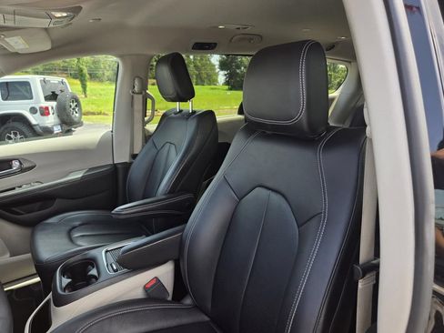 Used 2024 Chrysler Pacifica Touring-L FWD image 12