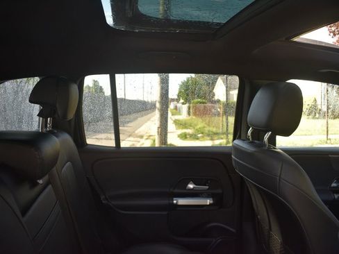 Used 2021 Mercedes-Benz GLB 250 4MATIC w/ Premium Package image 24