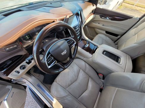 Used 2016 Cadillac Escalade ESV Luxury image 29