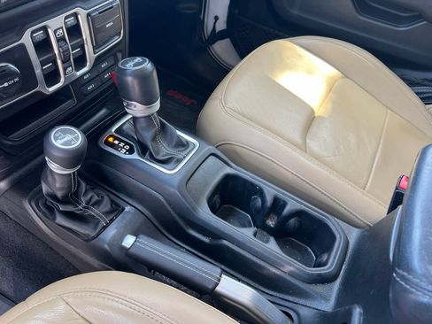 Used 2018 Jeep Wrangler Unlimited Sahara AWD/4WD image 21