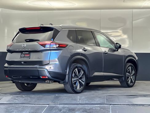 Used 2025 Nissan Rogue SL w/ Tech Package FWD image 3