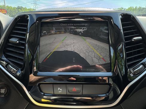 Used 2019 Jeep Cherokee Limited image 22