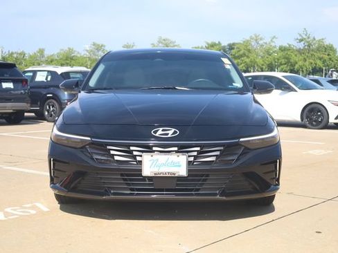 Certified 2025 Hyundai Elantra Limited FWD image 3