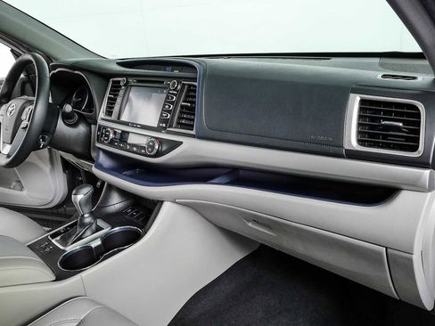 Used 2019 Toyota Highlander XLE FWD image 24
