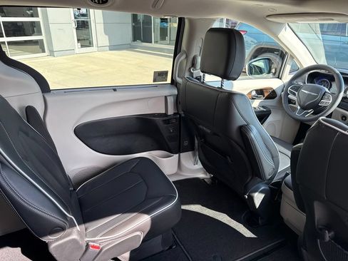 Used 2023 Chrysler Pacifica Limited AWD/4WD image 40