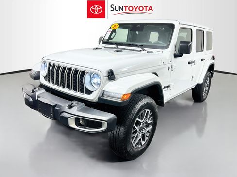 Used 2025 Jeep Wrangler Unlimited Sahara AWD/4WD image 9