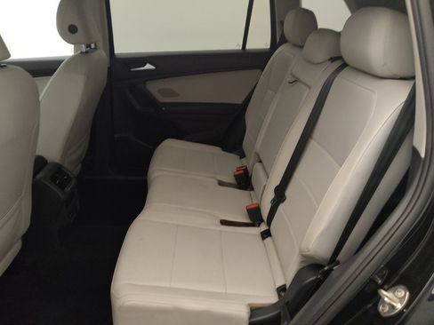 Used 2020 Volkswagen Tiguan SE w/ Panoramic Sunroof Package image 18