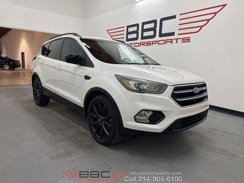 Used 2017 Ford Escape SE w/ SE Sport Appearance Package image 1