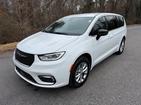 New 2026 Chrysler Pacifica Select image 3