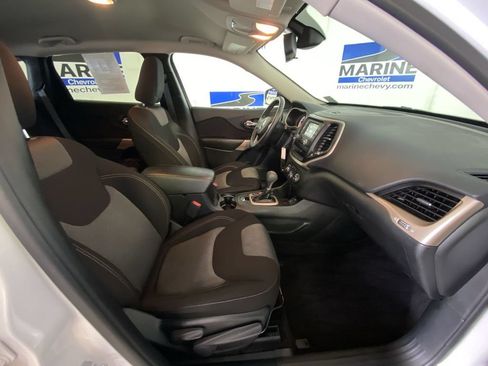 Used 2017 Jeep Cherokee Sport FWD image 30
