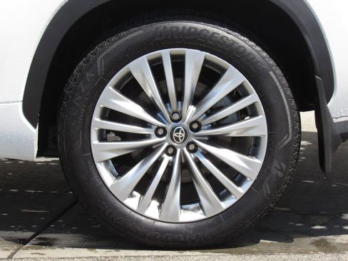 Used 2025 Toyota Highlander Platinum AWD/4WD image 44