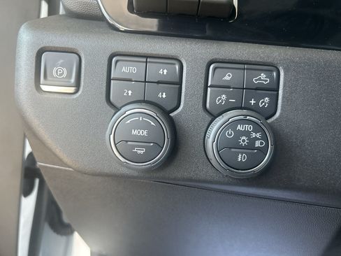 Used 2025 Chevrolet Silverado 2500 ZR2 w/ Technology Package AWD/4WD image 32