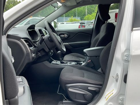 Used 2019 Jeep Cherokee Latitude w/ Popular Appearance Group FWD image 12