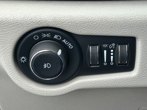 Used 2020 Chrysler Pacifica Touring-L FWD image 23