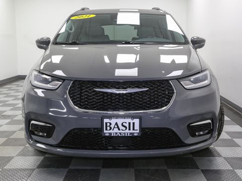 Used 2021 Chrysler Pacifica Touring-L image 3