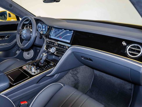 Used 2024 Bentley Flying Spur V8 image 4