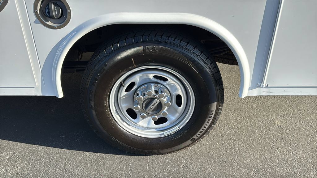 Certified 2025 Ford F250 XL w/ XL Chrome Package RWD image 9
