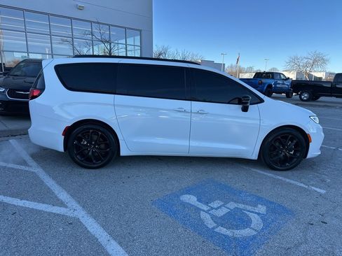 Used 2024 Chrysler Pacifica Touring-L w/ S Appearance Package image 30