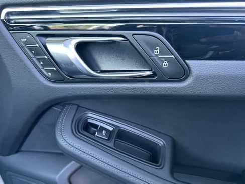 Certified 2026 Porsche Macan AWD/4WD image 19