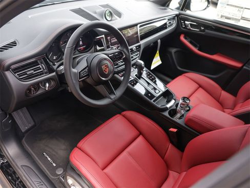 Certified 2025 Porsche Macan image 4