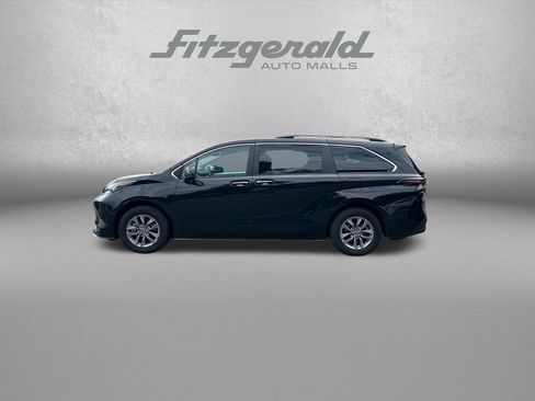 Used 2025 Toyota Sienna XLE FWD image 5