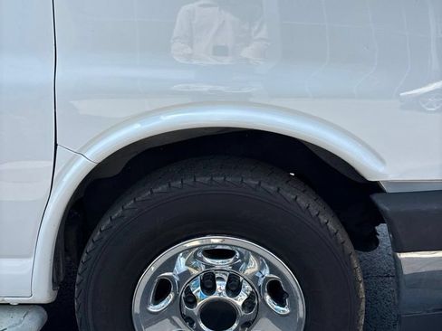 Used 2017 GMC Savana 2500 RWD image 9