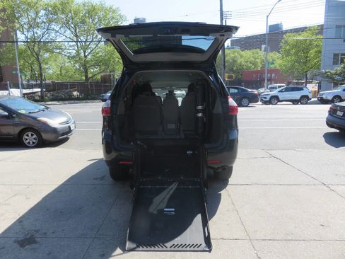 Used 2018 Toyota Sienna LE FWD image 11