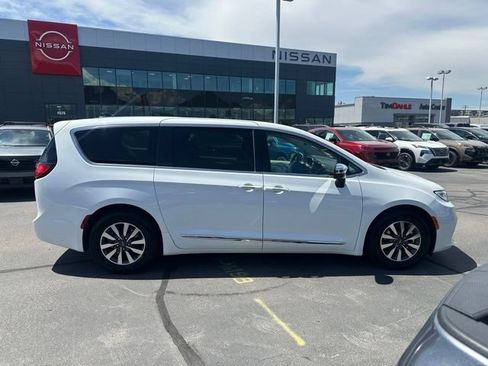 Used 2023 Chrysler Pacifica Limited FWD image 13