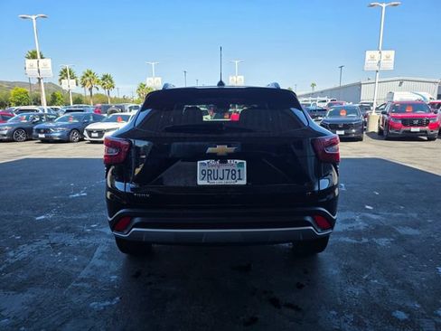Used 2025 Chevrolet Trax LT FWD image 8