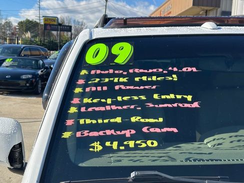 Used 2009 Nissan Pathfinder SE w/ Premium Pkg image 2