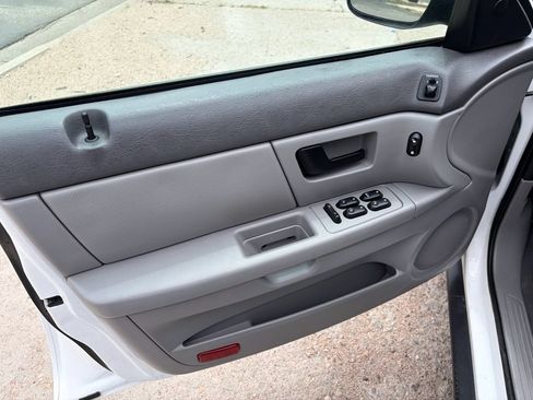 Used 2005 Ford Taurus SE FWD image 9