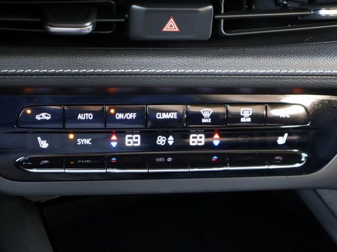 Used 2023 Buick Envision Essence image 28