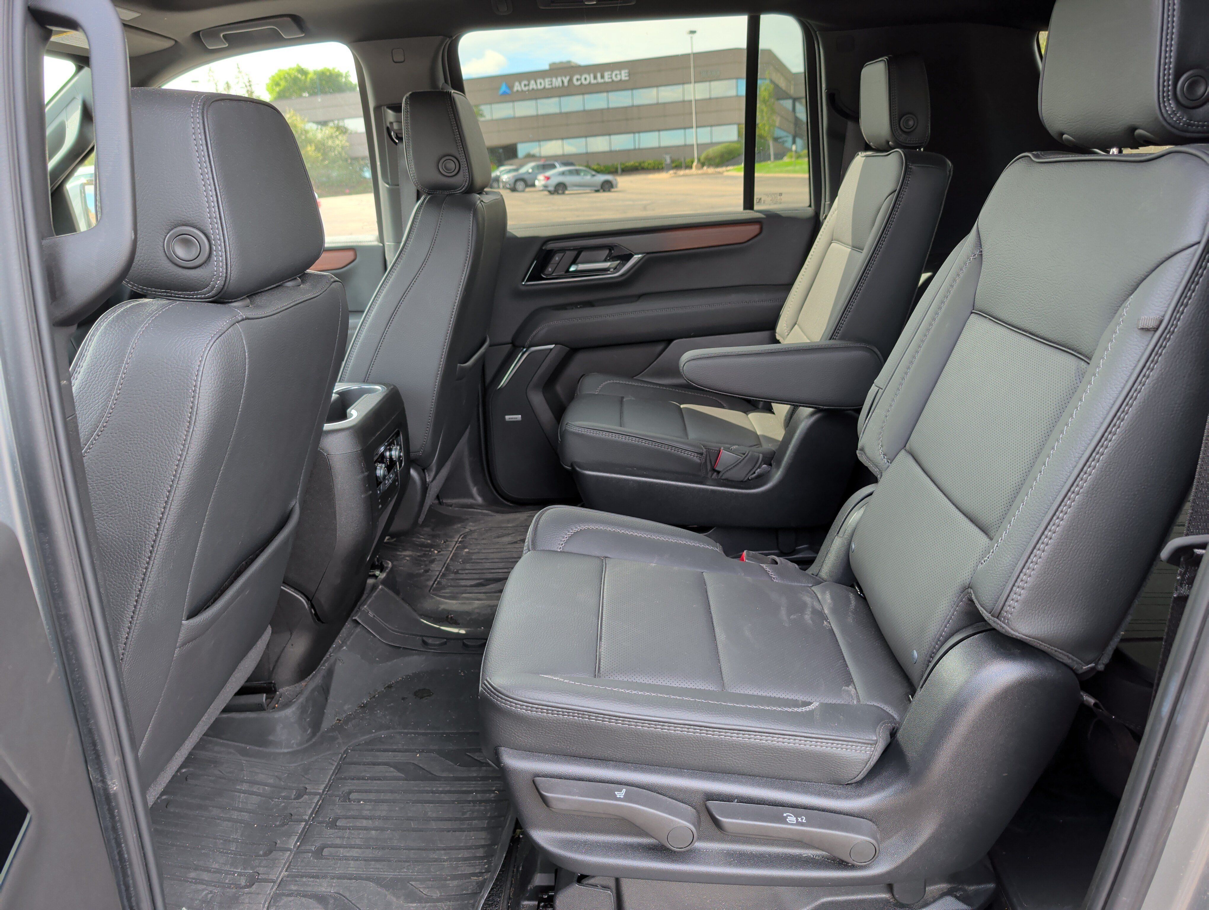 Used 2025 GMC Yukon XL Denali w/ Sun & Power Step Package AWD/4WD image 7