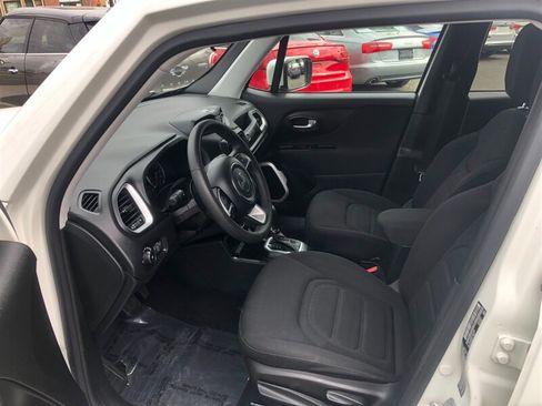 Used 2018 Jeep Renegade Latitude FWD image 9